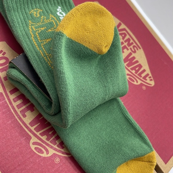 VANS®
"OFF THE WALL" 1 pair Crew Socks Size Medium NWT - Picture 16 of 16